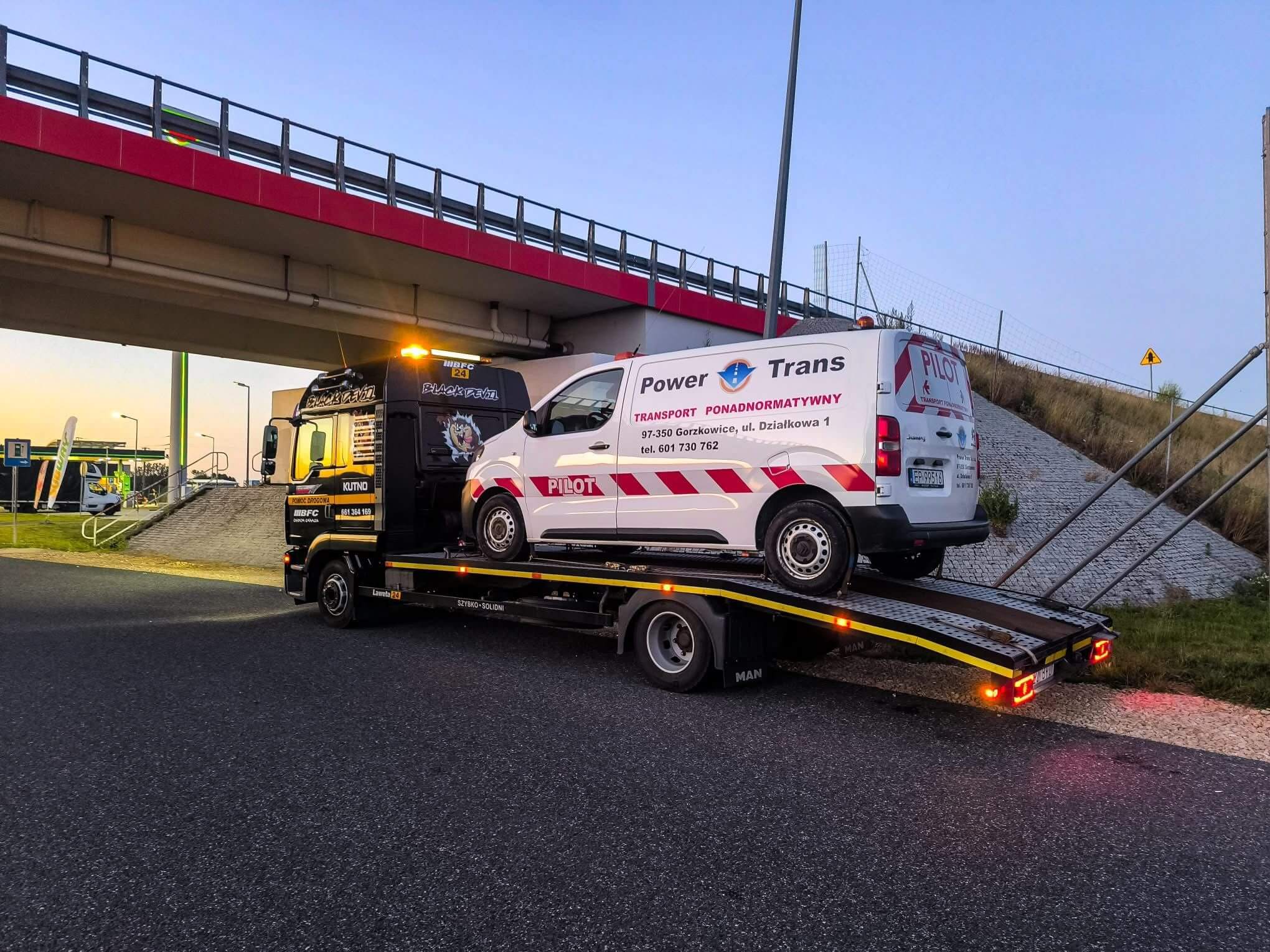Laweta na autostradzie A1 holująca auto osobowe po awarii silnika