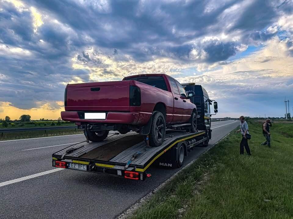 Zepsute auto zwiezione z autostrady A1 gotowe do bezpiecznego transportu pod dom klienta