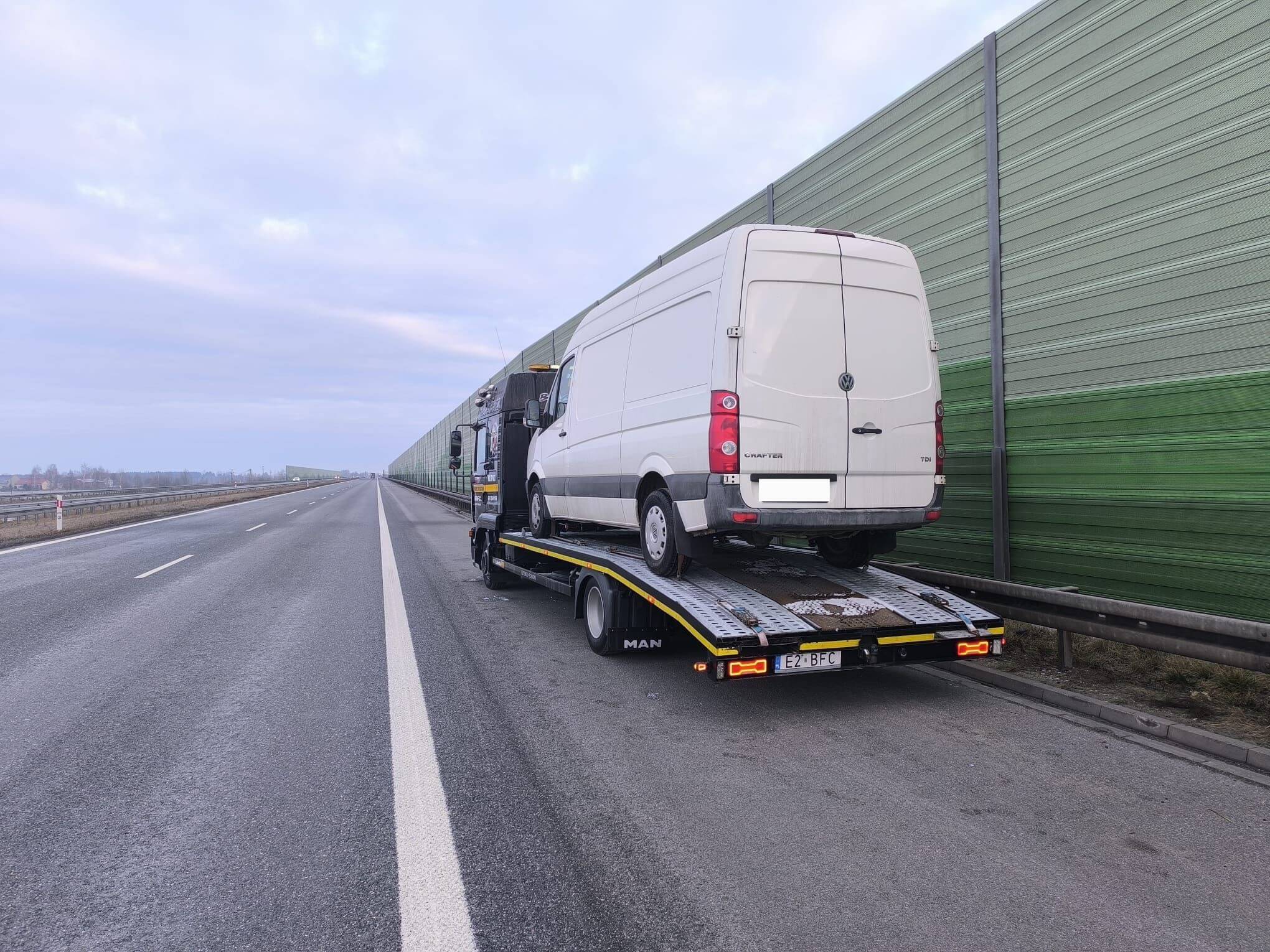 Całodobowa pomoc drogowa ładująca samochód na zjeździe autostradowym A1