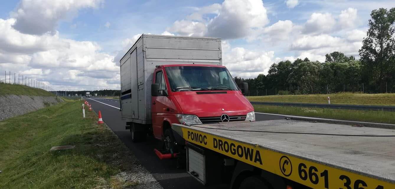 Profesjonalny transport ciężkiego busa dostawczego lawetą na A1