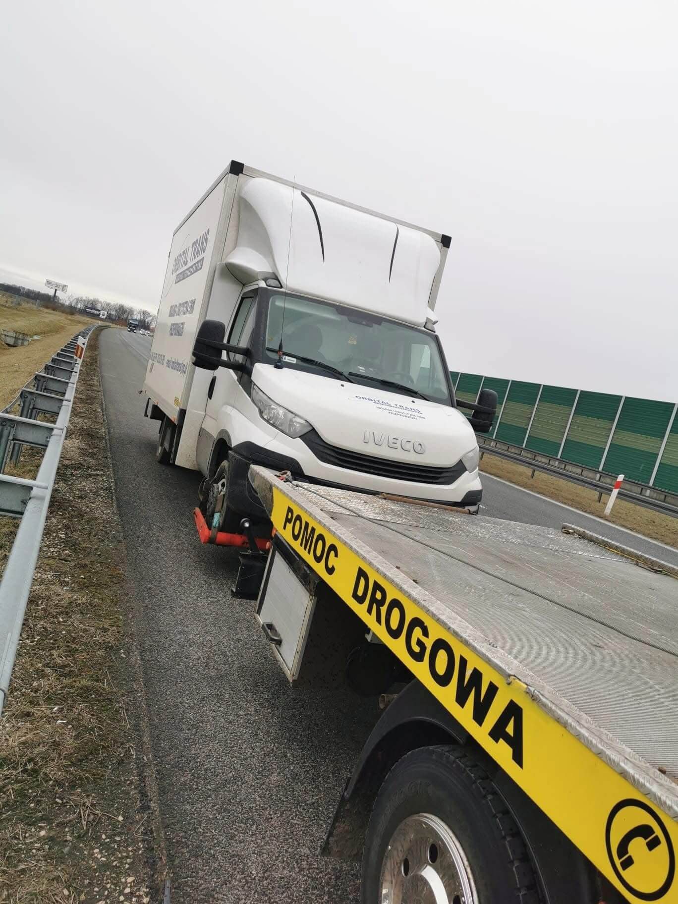 Bezgotówkowe holowanie busa z autostrady A1
