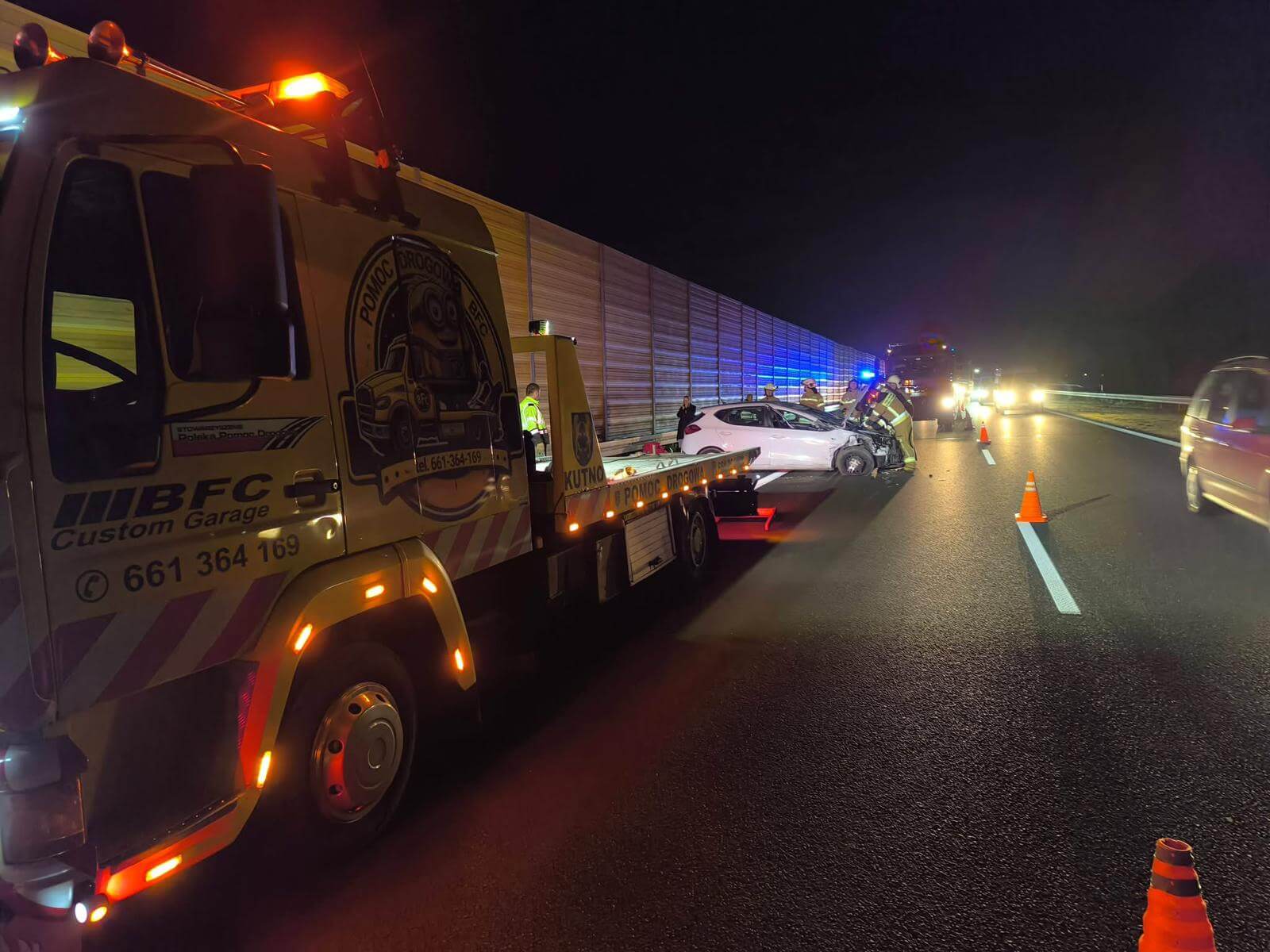 Szybka interwencja lawety BFC po nocnej kolizji na węźle autostrady A1