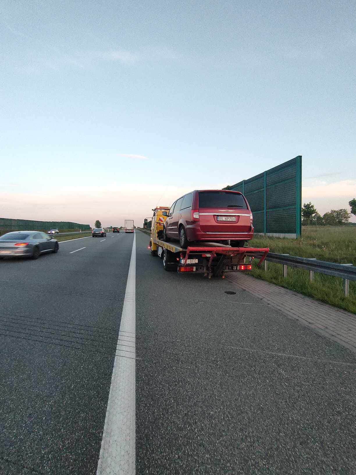 Autolaweta BFC przewożąca uszkodzonego SUV-a z autostrady A1 zablokowana skrzynia automat