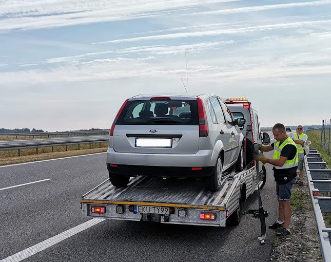 Laweta wyciągająca auto osobowe po awarii na A1