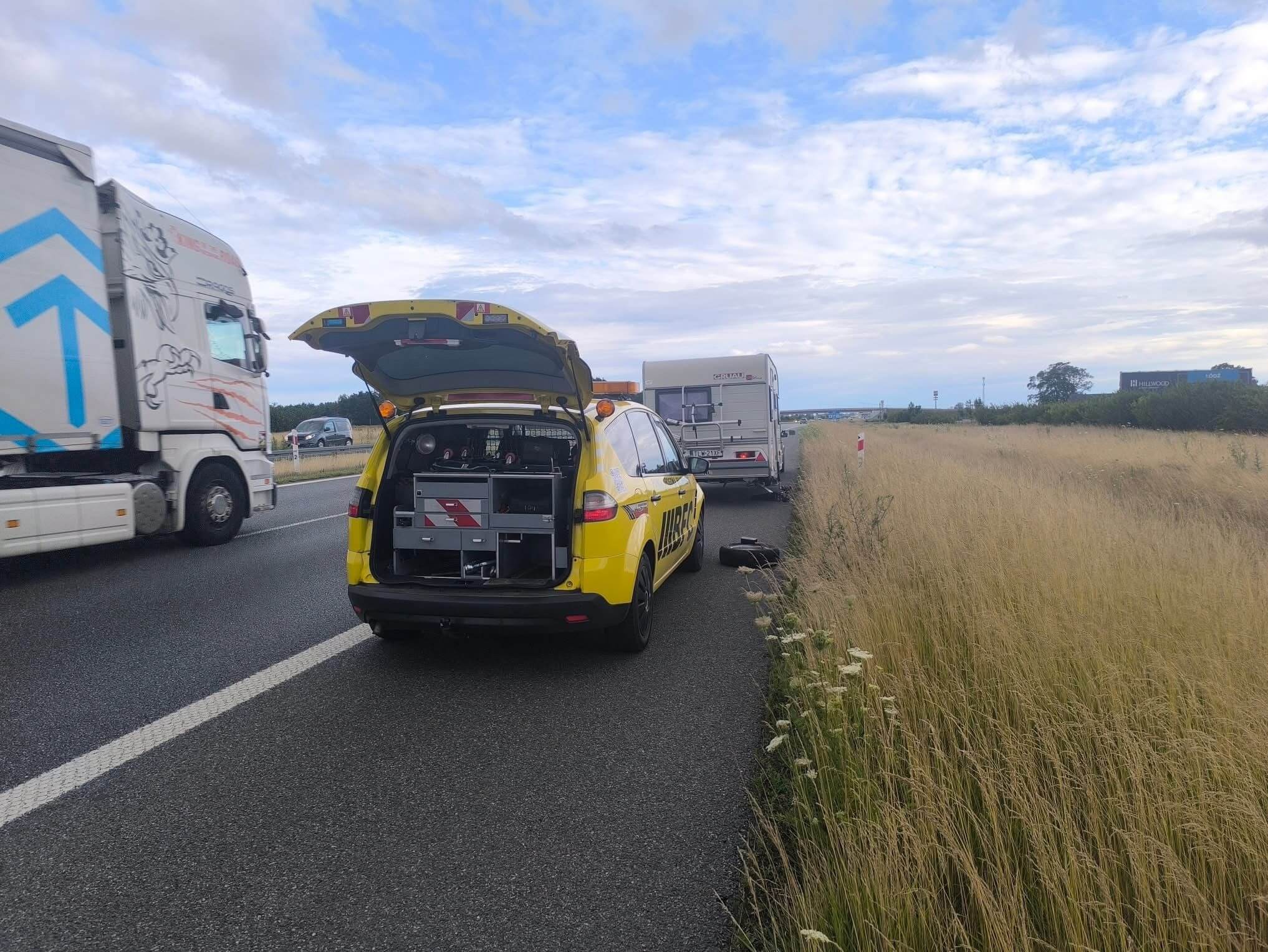 Auto pomoc 24h asystująca przy awarii koła na pasie awaryjnym autostrady A1