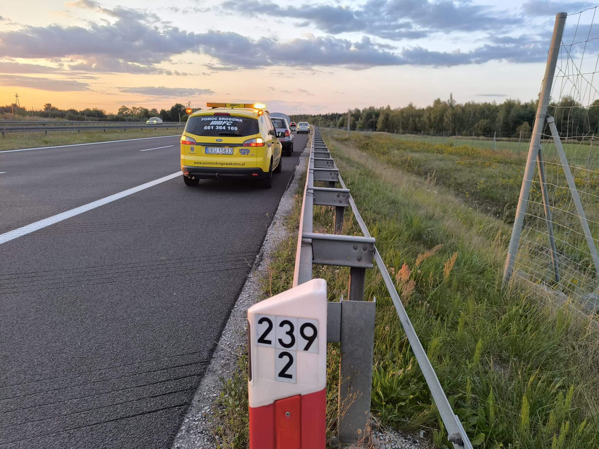 Pomoc drogowa na autostradzie bursztynowej podczas awarii samochodu osobowego