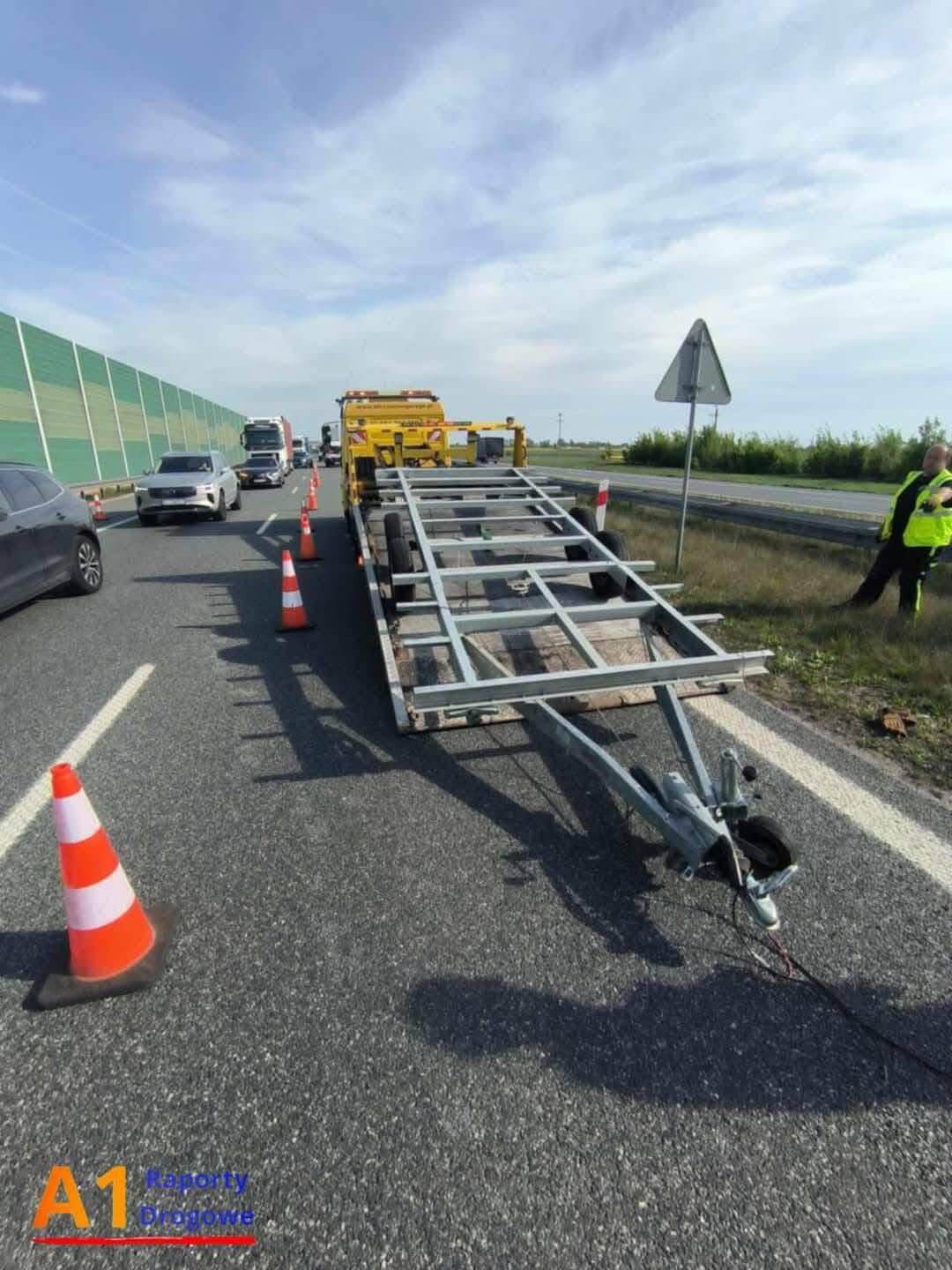 Ratownictwo drogowe i laweta w akcji na zablokowanym pasie autostrady A1
