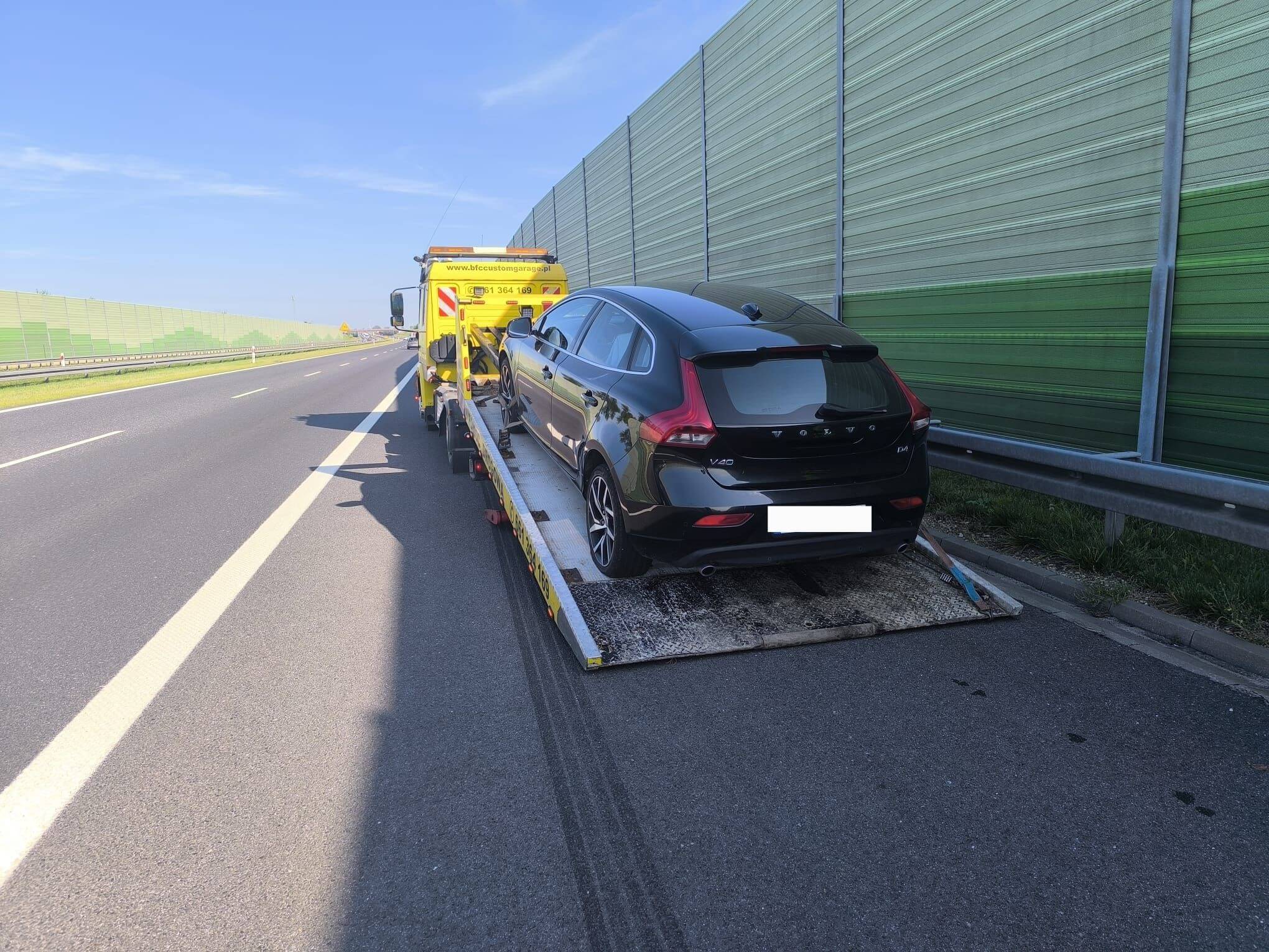 Bezpieczny załadunek auta z urwanym zawieszeniem na autolawetę na trasie A1